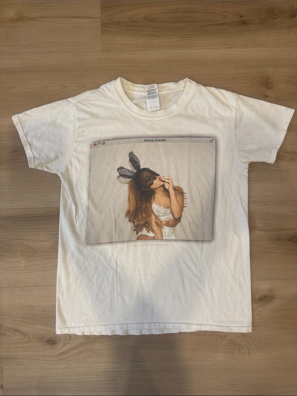 Ladies Small 2015 Honeymoon tour Ariana Grande White Graphic Bunny Window Tshirt